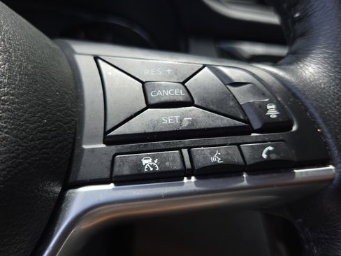 Used 2018 Nissan Rogue SV w/ Premium Package FWD image 24