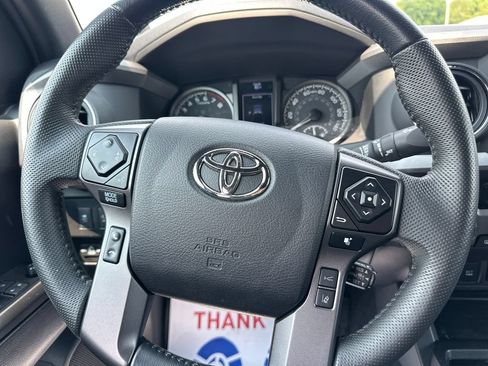 Used 2022 Toyota Tacoma TRD Off-Road w/ TRD Premium Off Road Package AWD/4WD image 20