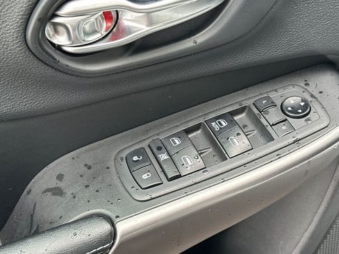 Used 2019 Jeep Cherokee Latitude w/ Popular Appearance Group FWD image 13