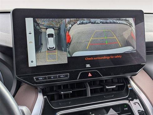 Used 2024 Toyota Venza Limited image 18