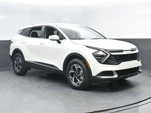 Used 2025 Kia Sportage LX image 8