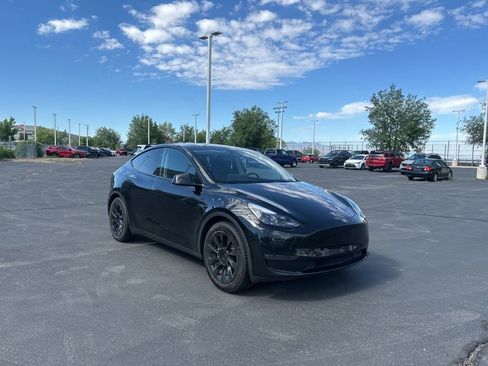 Used 2024 Tesla Model Y Long Range AWD/4WD image 1