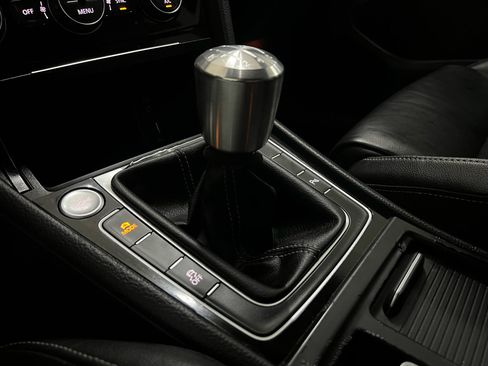 Used 2017 Volkswagen Golf R 4-Door image 21