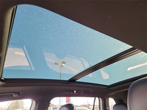 Certified 2022 Volkswagen Tiguan SE R-Line image 23