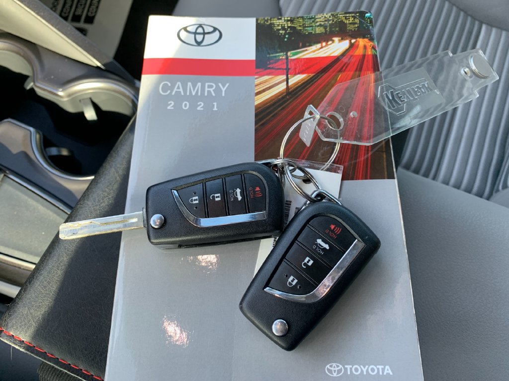 Used 2021 Toyota Camry SE w/ Cold Weather Package FWD image 9