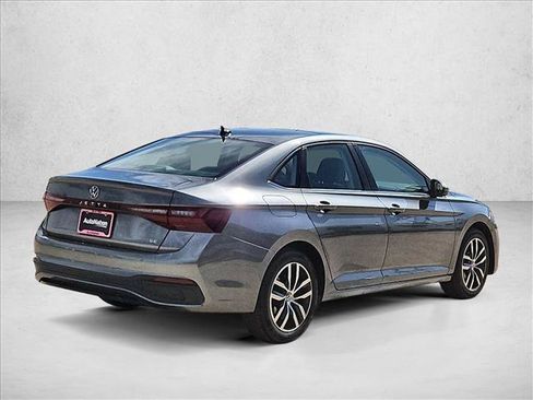 Used 2025 Volkswagen Jetta SE FWD image 5