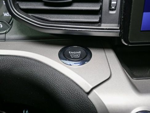 Used 2022 Ford Explorer XLT image 29