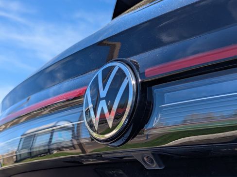 New 2026 Volkswagen Taos SE image 29