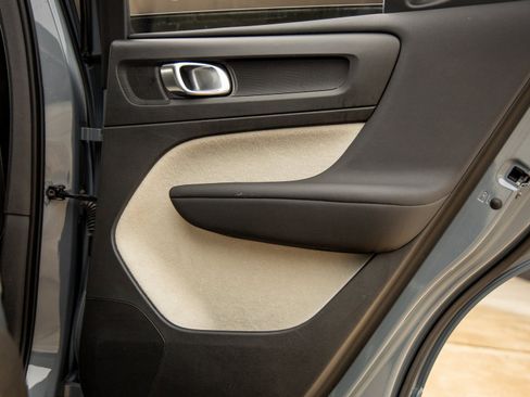 Used 2021 Volvo XC40 T5 Momentum w/ Protection Package Premier image 31