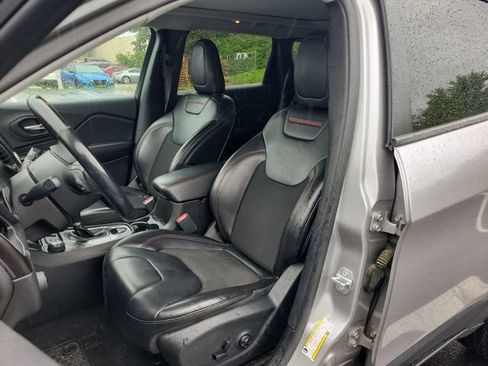 Used 2019 Jeep Cherokee Trailhawk w/ Comfort/Convenience Group AWD/4WD image 19