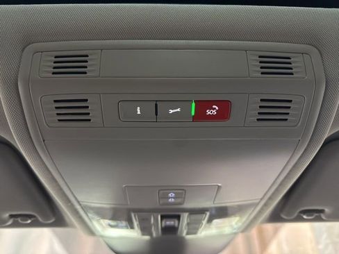 Certified 2025 Volkswagen Taos SE w/ Panoramic Sunroof Package image 23