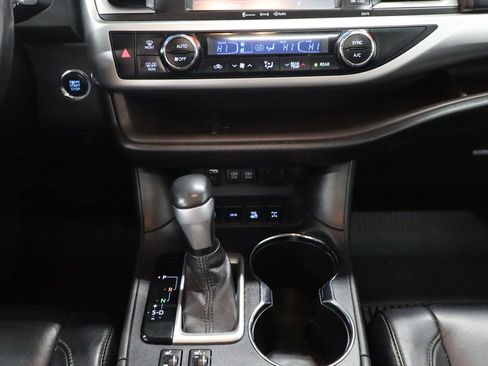 Used 2017 Toyota Highlander XLE AWD/4WD image 30