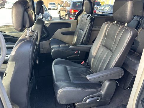 Used 2014 Chrysler Town & Country Touring w/ Driver Convenience Group image 11