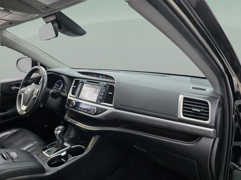 Used 2019 Toyota Highlander Limited image 22