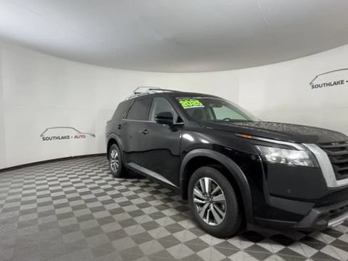 Certified 2025 Nissan Pathfinder SL FWD image 3
