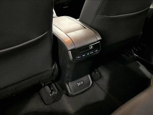 Used 2022 Toyota Highlander LE FWD image 25