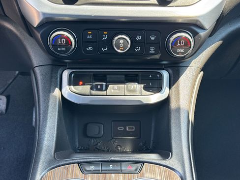 Used 2023 GMC Acadia SLE FWD image 13