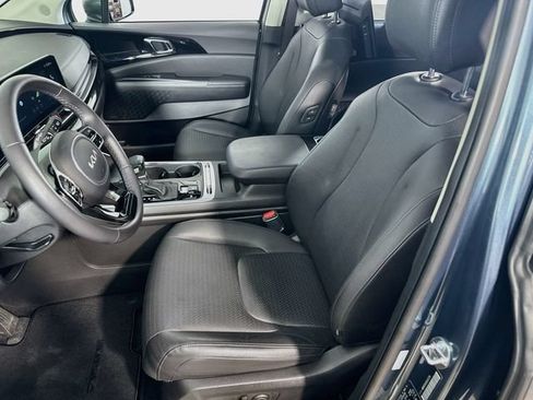 Used 2025 Kia Carnival SX Prestige FWD image 19