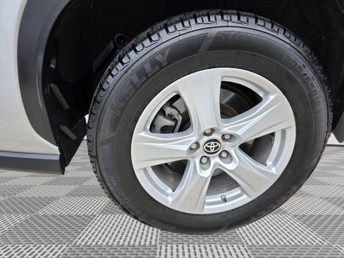 Used 2021 Toyota Highlander LE image 25