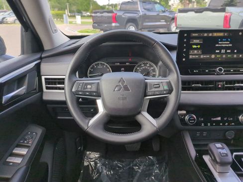 Used 2025 Mitsubishi Outlander SE FWD image 16
