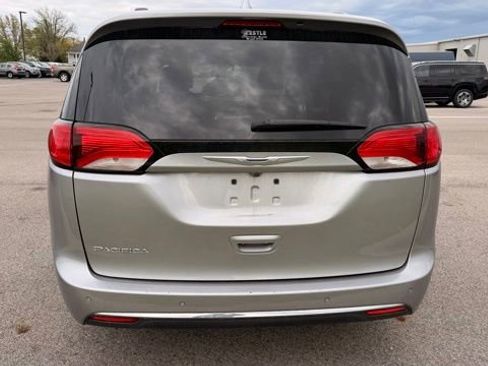 Used 2018 Chrysler Pacifica Touring-L w/ Tire & Wheel Group FWD image 4