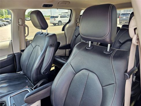 Used 2022 Chrysler Pacifica Touring-L FWD image 17
