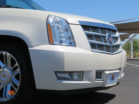 Used 2014 Cadillac Escalade ESV Platinum AWD/4WD image 37
