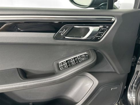 Certified 2025 Porsche Macan image 30