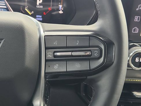 Used 2025 Chevrolet Colorado ZR2 w/ Technology Package AWD/4WD image 32