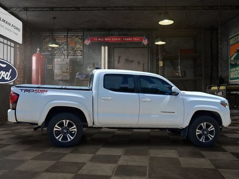 Used 2019 Toyota Tacoma TRD Sport AWD/4WD image 7