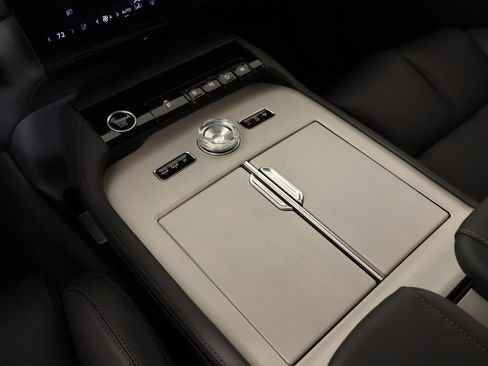 New 2026 Lincoln Navigator Premiere image 8