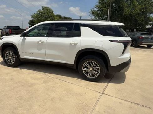 Used 2025 Chevrolet Traverse LT FWD image 6