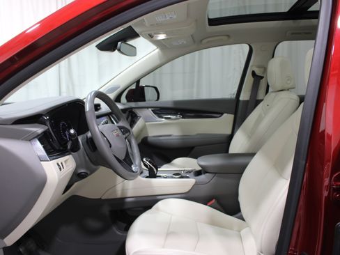 Used 2023 Cadillac XT6 Premium Luxury image 3