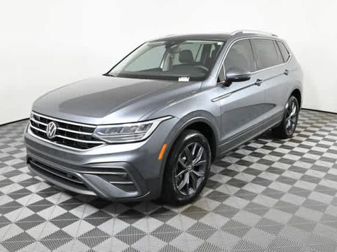 Used 2023 Volkswagen Tiguan SE w/ Panoramic Sunroof Package image 2