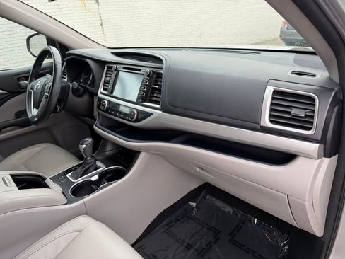 Used 2017 Toyota Highlander XLE image 17