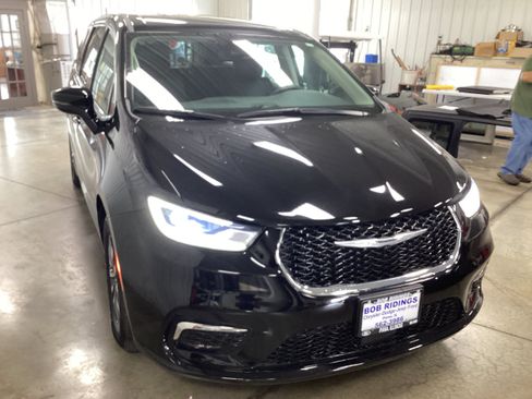 Used 2024 Chrysler Pacifica Limited FWD image 8