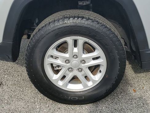 Used 2023 Jeep Grand Cherokee Laredo image 6