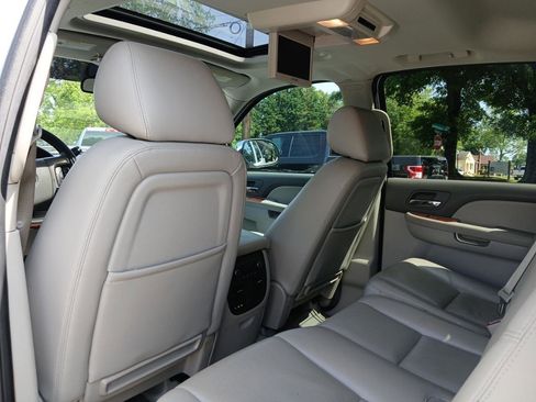 Used 2012 Chevrolet Avalanche LTZ RWD image 13