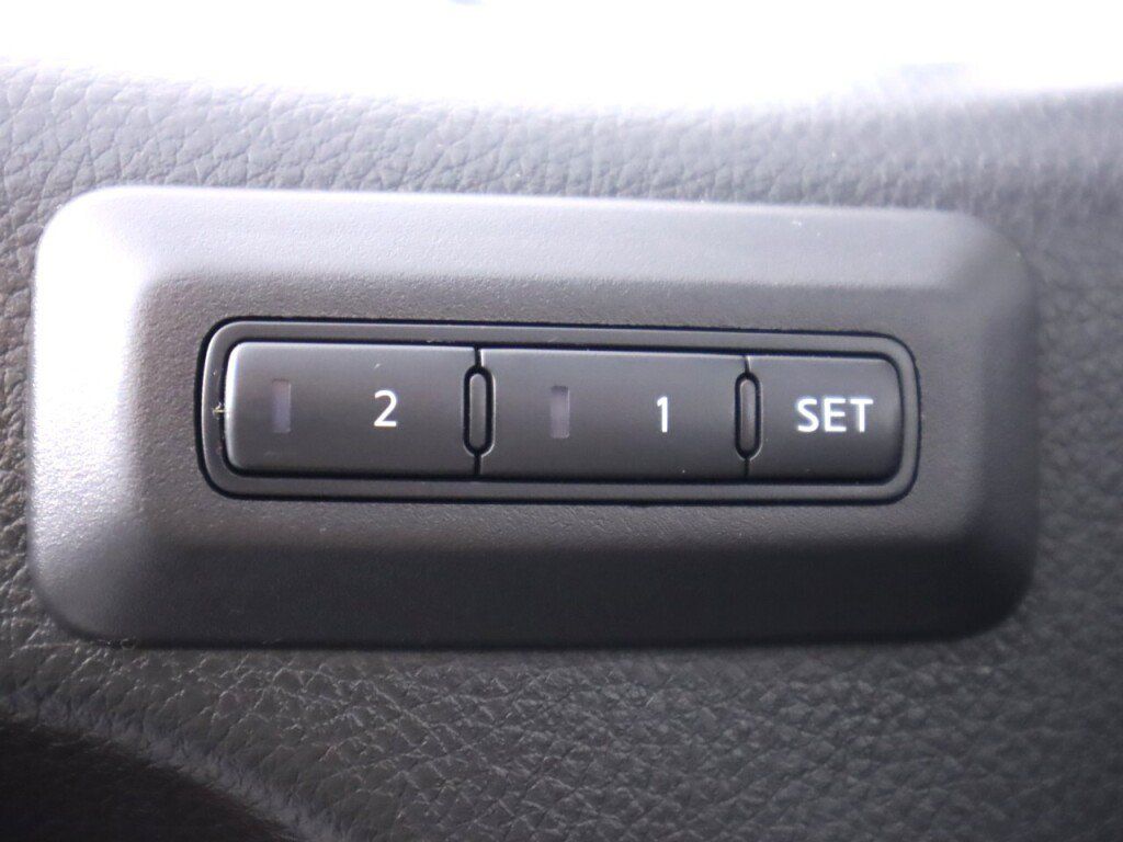 Used 2022 Nissan Titan PRO-4X w/ Pro-4x Convenience Package AWD/4WD image 38