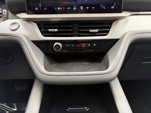 Used 2025 Ford Explorer Active AWD/4WD image 15