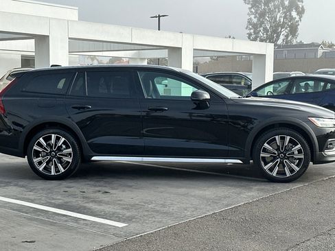 New 2025 Volvo V60 B5 Cross Country Ultra w/ Protection Package Premier image 4