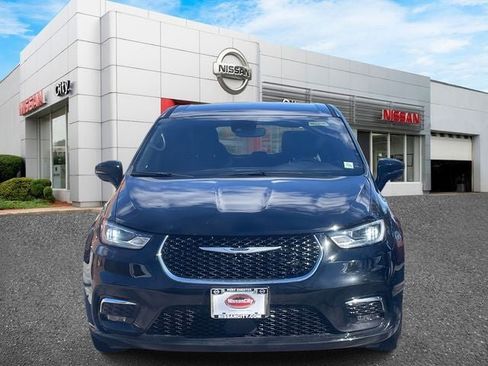 Used 2025 Chrysler Pacifica Select image 2