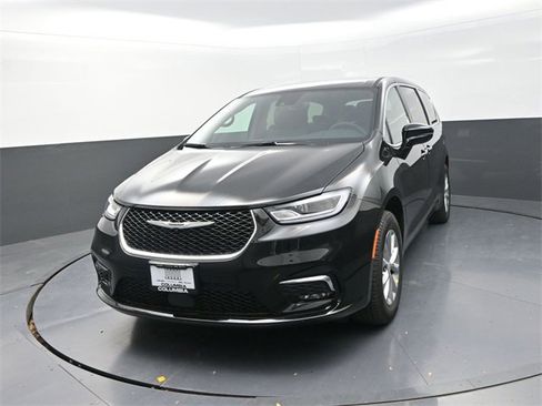 New 2026 Chrysler Pacifica Select image 3