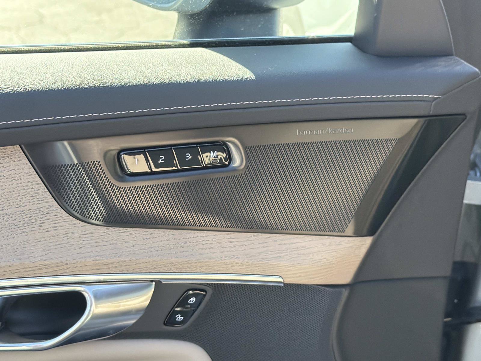 New 2027 Volvo XC90 B6 Plus AWD/4WD image 12