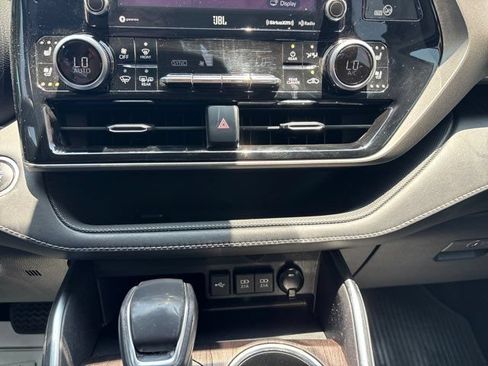 Used 2020 Toyota Highlander Limited FWD image 36