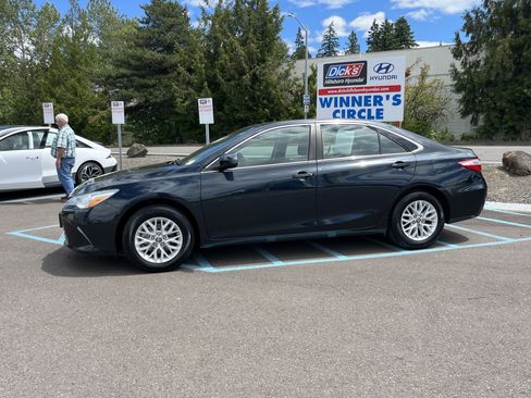 Used 2017 Toyota Camry LE FWD image 2