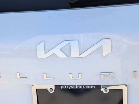 Used 2024 Kia Telluride EX w/ EX Captain's Chair Package image 13