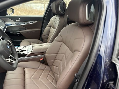 Used 2025 BMW 760i xDrive w/ Luxury Rear Seating Package image 14