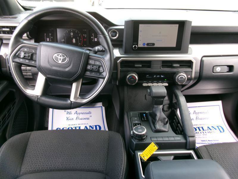 Used 2025 Toyota 4Runner SR5 AWD/4WD image 17