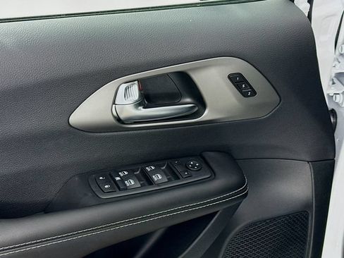 New 2027 Chrysler Pacifica Select FWD image 17